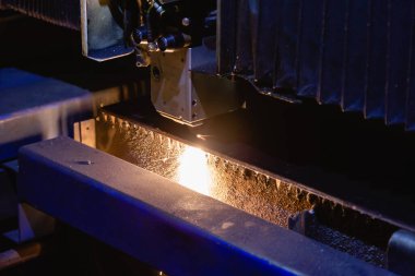 Metal levhanın endüstriyel lazer kesimi süreci
