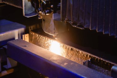 Metal levhanın endüstriyel lazer kesimi süreci