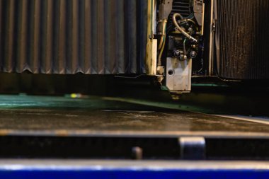 Metal levhanın endüstriyel lazer kesimi süreci