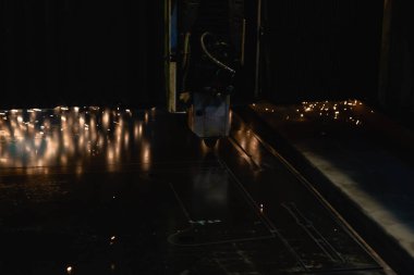 Metal levhanın endüstriyel lazer kesimi süreci