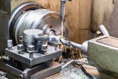 Torna tezgahında makine, bir araçla bir bölümün iç sıkıcı