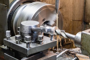 Torna tezgahında makine, bir araçla bir bölümün iç sıkıcı