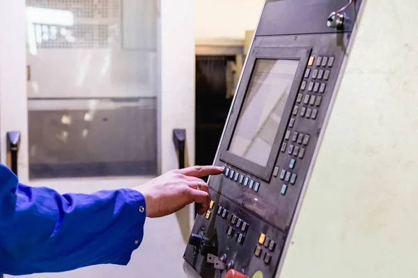 atölyede cnc makinesiyle çalışan işçiler
