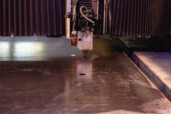 Metal levhanın endüstriyel lazer kesimi süreci