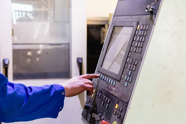 Werknemer Die Werkt Met Een Cnc Machine Een Werkplaats Stockfoto