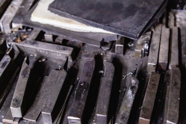 Tailand 'daki fabrikada yüksek hızda çizim yaparak mekanik metalde makine kesme aracı çalıştırılıyor.