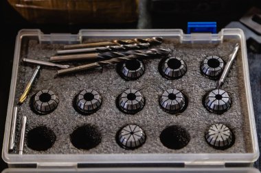 Atölyeye karpit kesici takılı endüstriyel değirmen metal kesme aracı