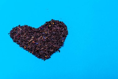 Kalp şeklinde organik kurutulmuş çay yaprakları.