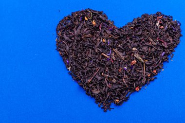 Kalp şeklinde organik kurutulmuş çay yaprakları.