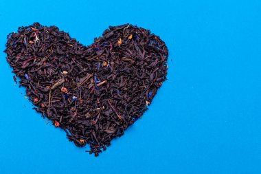 Kalp şeklinde organik kurutulmuş çay yaprakları.