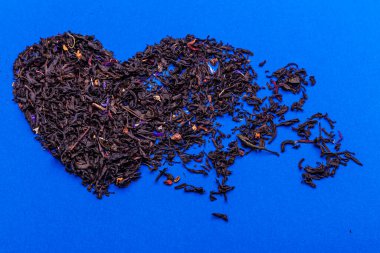 Kalp şeklinde organik kurutulmuş çay yaprakları.