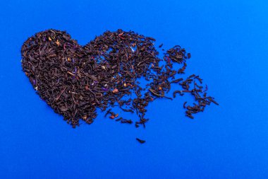 Kalp şeklinde organik kurutulmuş çay yaprakları.