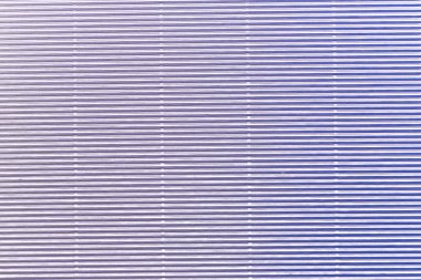 Duvar kağıdı şeritleri arka plan. Duvar kağıdı şeridi. Mavi morumsu gradyan.