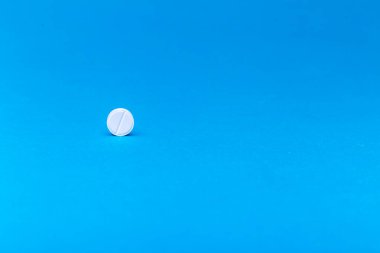 Mavi arkaplanda tablet