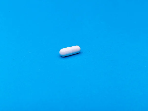 Pastillas Tabletas Cápsulas Farmacéuticas Sobre Fondo Azul Vista Superior Puesta —  Fotos de Stock