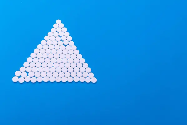 Close Concetto Piramide Pillole Bianche Sfondo Blu Con Spazio Copia — Foto Stock