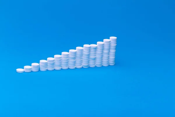 Close Pyramid Concept White Pills Blue Background Copy Space Focus — Stock Photo, Image