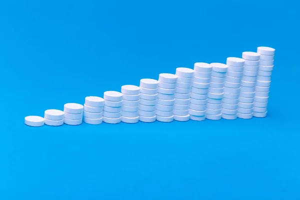 Detailní Pyramida Koncept Bílých Pilulek Modrém Pozadí Kopírovacím Prostorem Zaměření — Stock fotografie
