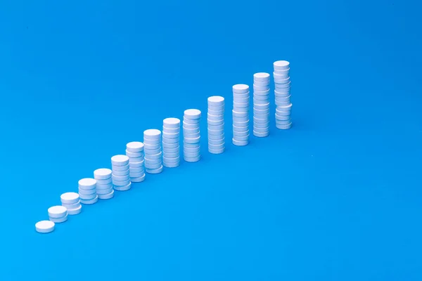 Närbild Pyramid Begreppet Vita Piller Blå Bakgrund Med Kopieringsutrymme Fokus — Stockfoto