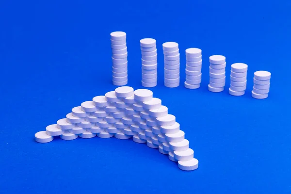 Närbild Pyramid Begreppet Vita Piller Blå Bakgrund Med Kopieringsutrymme Fokus — Stockfoto