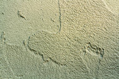 kaba alçı dış cephesi bir doku ya da arkaplan olarak sarıya boyanmış.