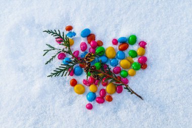 Karda çok renkli kalp şekilli şekerler. Karda şeker. Sevgililer Günü.