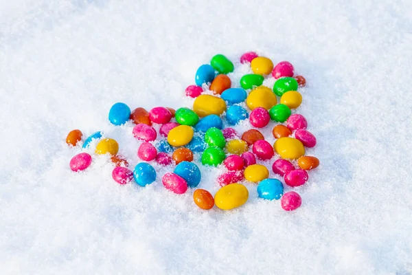 Bonbons Multicolores Forme Coeur Dans Neige Des Bonbons Dans Neige — Photo