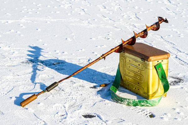 Rybářský Prut Pro Zimní Rybolov Zasněženém Ledovém Povrchu — Stock fotografie