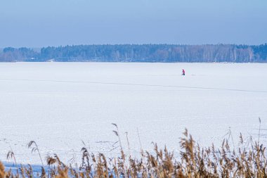 Köyde kış. Kış gölü buz ve karla kaplıydı. sazlıklar. Buz pisti. Su karla kaplı. Kış başlarında.