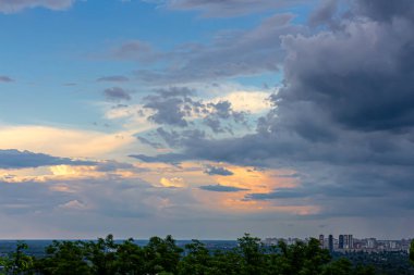 Gökyüzü bulutlu gri mavi gökyüzü ve güzel sütun bulutları. Aşağıdan bak. Yakında yağmur yağacak.
