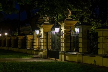 Bir yaz gecesi Mariinsky Sarayı 'nın ana kapısı ve çiti. Mariinsky Sarayı, Ukrayna Cumhurbaşkanı 'nın Kyiv' deki resmi konutudur. Ukrayna