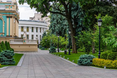 Yazın Mariinsky Sarayı 'nın kapısı ve çiti. Mariinsky Sarayı, Ukrayna Cumhurbaşkanı 'nın Kiev' deki resmi konutudur. Ukrayna.