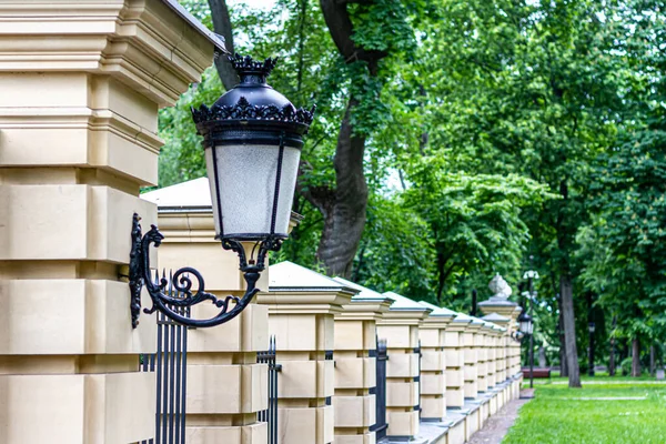 Міський Ліхтар Міському Парку Міський Ліхтар Фоні Зеленого Дерева Деталь — стокове фото