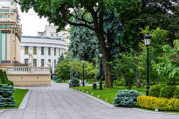 Bir yaz gecesinde Mariinsky Sarayı 'nın kapısı ve çiti. Mariinsky Sarayı, Ukrayna Cumhurbaşkanı 'nın Kiev' deki resmi konutudur. Ukrayna