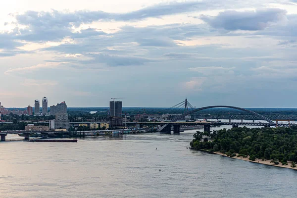 Kiev, Ukrayna Nisan 1: Kiev Panoraması Dinyeper Nehri ve şehrin sol tarafındaki köprüyle.