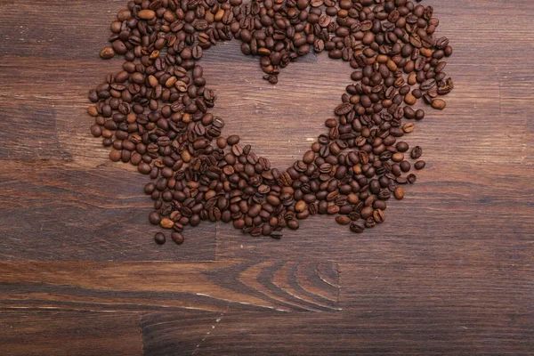 Herzform Aus Kaffeebohnen Auf Holzoberfläche — Stockfoto
