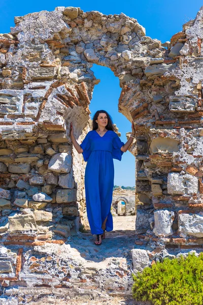 Mooie Griekse jonge brunet vrouw in blauwe jurk — Stockfoto