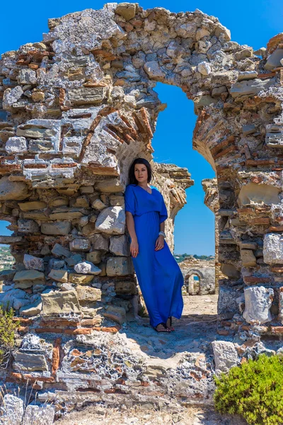 Mooie Griekse jonge brunet vrouw in blauwe jurk — Stockfoto