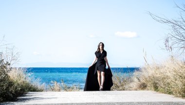 Beyaz genç bayan siyah elbiseli gel sahil