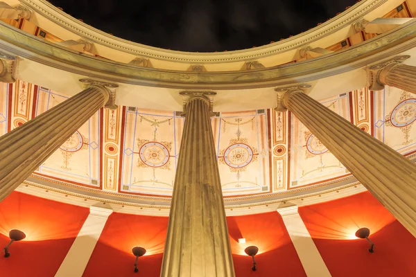 Zappeion megaro iç bahçesinde gece, Atina