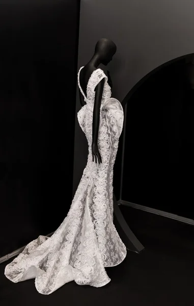 Vestido de noiva exclusivo no manequim — Fotografia de Stock