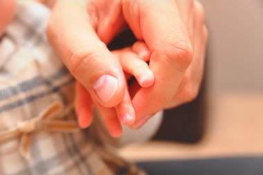 Onun bebeği elini tutarak baba