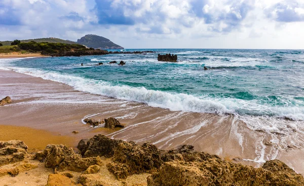 Meereslandschaft mit schäumenden Wellen — Stockfoto