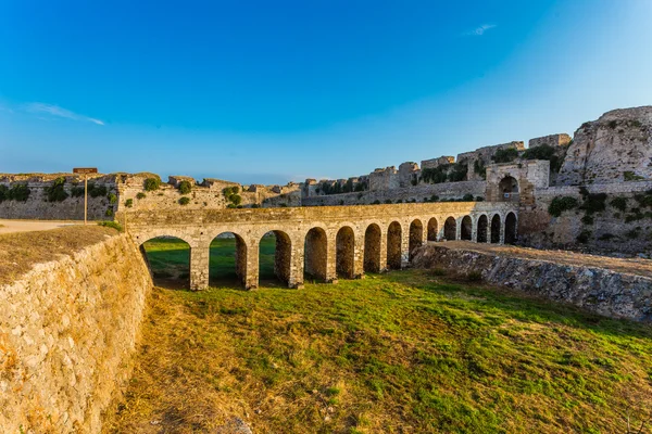 Eine Brücke, die zum Haupttor in der Festung Methoni führt, Peloponnes, Griechenland. — Stockfoto