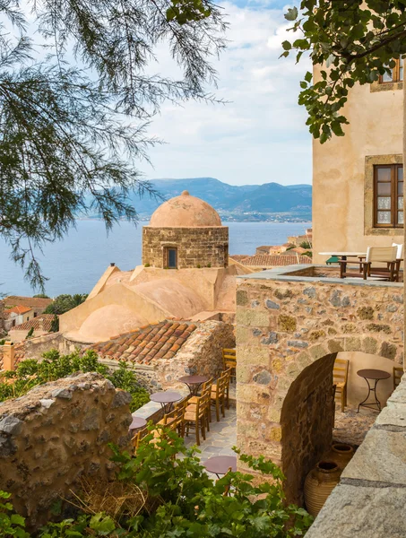 Monemvasia, vista tradicional de casas de piedra y lugares de interés —  Fotos de Stock