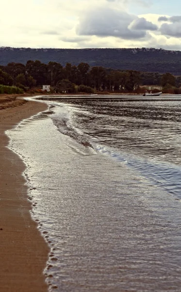 Foamy wave of the sea splashing on a sandy beach — Stock Photo, Image