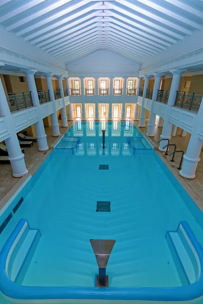 Indoor big blue swimming pool — Stock fotografie