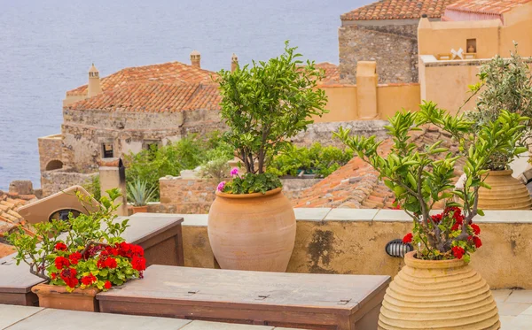 Monemvasia, traditioneller Blick auf Steinhäuser und Sehenswürdigkeiten — Stockfoto