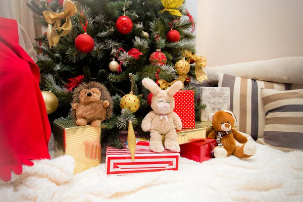 Weihnachtsbaum mit Geschenken und Spielzeug, Weihnachtskonzept — Stockfoto