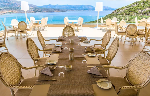 Tavolo servered in ristorante sul mare — Foto Stock